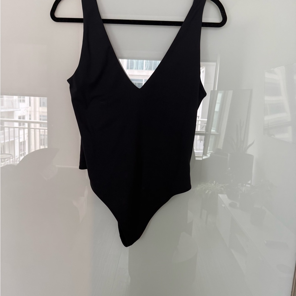 Aritzia babaton v neck bodysuit